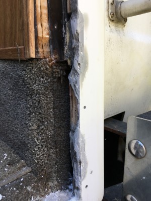 Rear-door_hinges-closeup.jpg