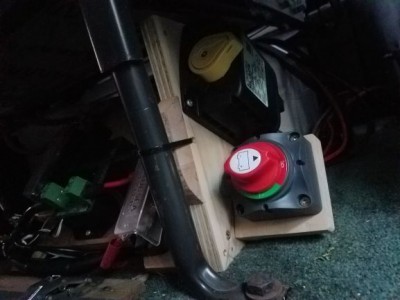 load switch and batt isolater.jpg
