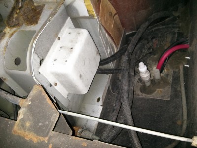 50-amp-resettable-fuse_under-chassis_x1000.jpg